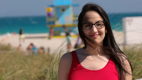 Mujer bonita en Miami Beach disfrutando de las vacaciones de verano —  Fotos de Stock