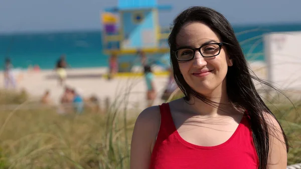Hübsche Frau in Miami Beach genießt den Sommerurlaub — Stockfoto