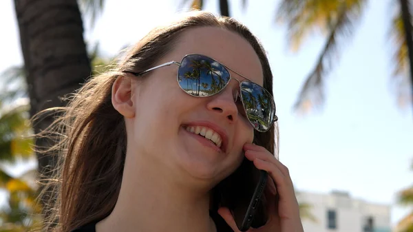 Bella donna a Miami Beach prende una telefonata a South Beach — Foto Stock