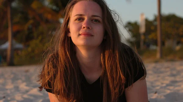 Mulher relaxa na praia de Miami ao pôr do sol - bela silhueta tiro — Fotografia de Stock