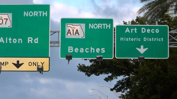 Street sign to Miami Beach and A1A - MIAMI, FLORIDA - 14 DE FEBRERO DE 2022 — Foto de Stock