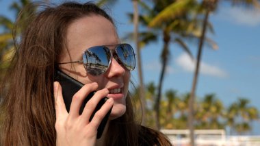 Miami Beach 'teki güzel kadın South Beach' ten bir telefon aldı.