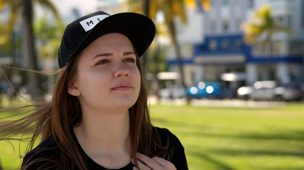 Jovem relaxa ao sol no passeio marítimo de Miami South Beach — Fotografia de Stock