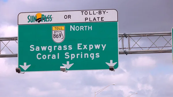 플로리다 고속도로에 있는 도로 표지판에는 코럴 스프링스 와 소그 래스 고속도로 가 보인다 — 스톡 사진