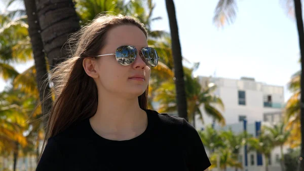 Jeune jolie femme jouit du soleil de Miami Beach — Photo