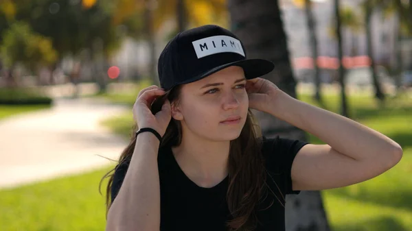 Jovem relaxa ao sol no passeio marítimo de Miami South Beach — Fotografia de Stock