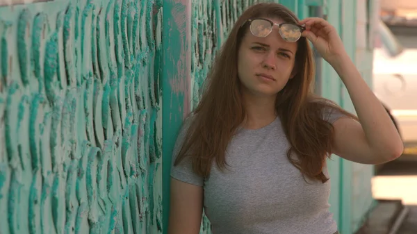 Menina amerciana bonita em um dia quente de verão — Fotografia de Stock