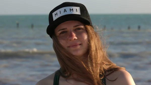 Retrato de uma menina feliz de férias em Miami — Fotografia de Stock