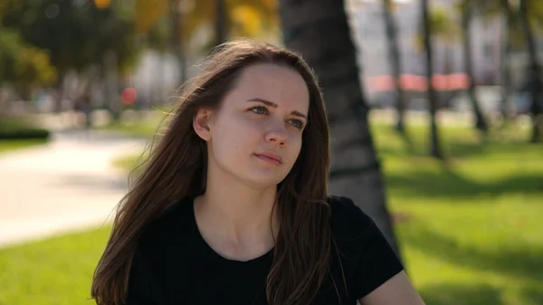 Mujer joven se relaja al sol en el paseo marítimo de Miami South Beach — Foto de Stock