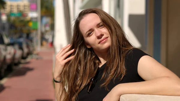 Retrato de uma jovem mulher bonita — Fotografia de Stock