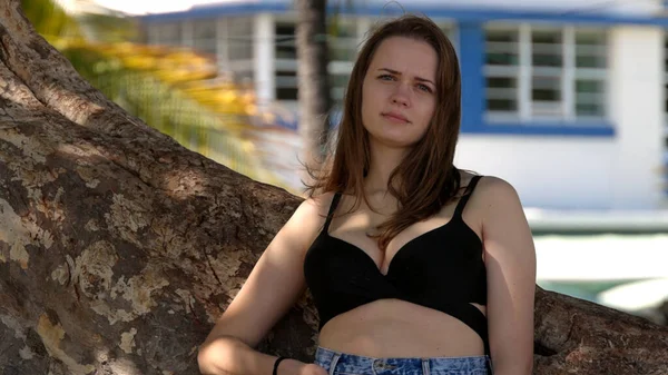 Young pretty woman enjoys the sun of Miami Beach — Stock Photo, Image