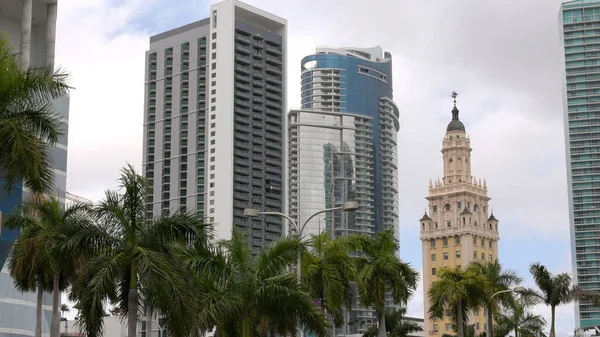 A nagy felhőkarcolók és Szabadság Torony Miami belvárosában — Stock Fotó