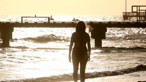 Mulher bonita em um maiô na praia de Key West — Fotografia de Stock