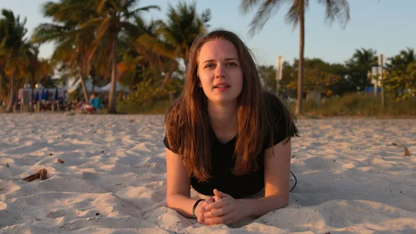 Mujer se relaja en la playa de Miami al atardecer - hermosa silueta de tiro —  Fotos de Stock