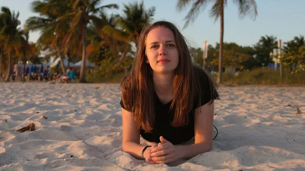 Mujer se relaja en la playa de Miami al atardecer - hermosa silueta de tiro —  Fotos de Stock