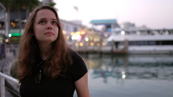 Young woman at Miami Bayside - close up shot in the evening — Stock Photo, Image