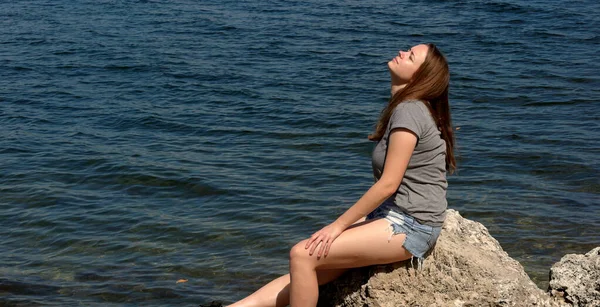 Mooie vrouw geniet van de prachtige rustige stranden met kristalhelder water bij de Florida Keys — Stockfoto