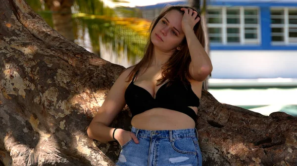 Όμορφη γυναίκα στο Miami Beach απολαμβάνοντας τις καλοκαιρινές διακοπές — Φωτογραφία Αρχείου