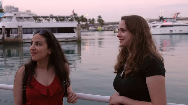 Deux femmes à Miami Bayside plan rapproché dans la soirée — Photo