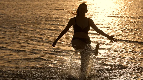 Belle femme jouit de l'eau chaude de l'océan à Miami au coucher du soleil — Photo