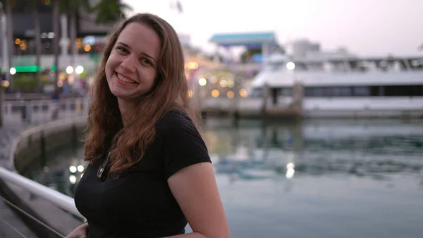 Молодая женщина в Miami Bayside - крупным планом в вечернее время — стоковое фото