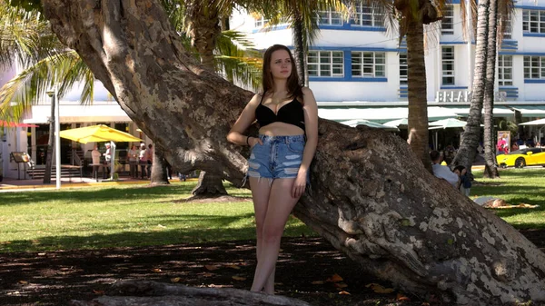 Csinos nő Miami Beach élvezi a nyári vakációt — Stock Fotó