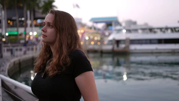 Jovem mulher em Miami Bayside - close up tiro à noite — Fotografia de Stock