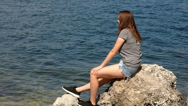 Hübsche Frau genießt die schönen ruhigen Strände mit kristallklarem Wasser auf den Florida Keys — Stockfoto