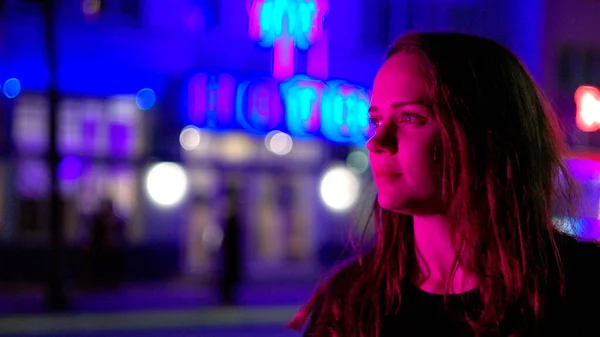 밤에 마이애미 해변에서 다채 로운 오션 드라이브 - 젊은 여자가 거리를 걷고 있다 — 스톡 사진