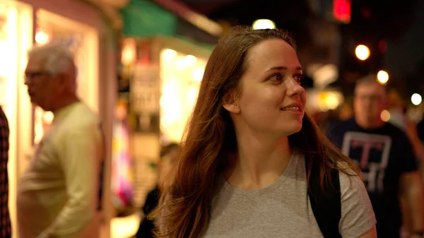젊고 예쁜 여자가 밤에 키웨스트의 듀발 거리를 따라 걸어 다닌다 — 스톡 사진