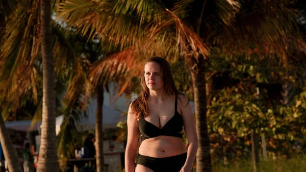Junge Frau im Bikini am Strand bei Sonnenuntergang über Miami — Stockfoto