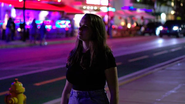 Ocean Drive colorido em Miami Beach à noite - Jovem mulher caminha ao longo da rua — Fotografia de Stock