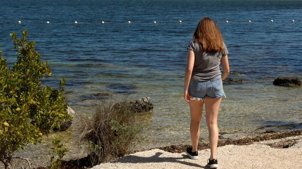 Hübsche Frau genießt die schönen ruhigen Strände mit kristallklarem Wasser auf den Florida Keys — Stockfoto