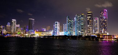 Geceleyin renkli Miami ve Bayside - MIAMI, FLORIDA - 14 Şubat 2022