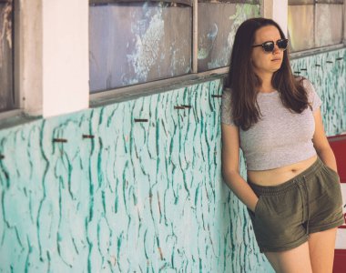 Genç bir kadın duvara yaslanırken rahatlıyor - Florida Keys 'te fotoğraf çekimi