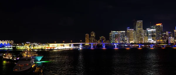Skyline of Miami Śródmieście nocą - MIAMI, FLORIDA - LUTY 14, 2022 — Zdjęcie stockowe