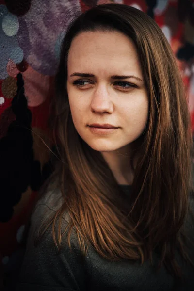 Joven mujer bonita con una mirada reflexiva posa para la cámara en las calles de Miami — Foto de Stock