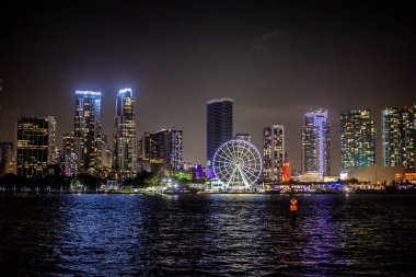 Geceleyin Miami Şehir Merkezi - MIAMI, FLORIDA - 14 Şubat 2022