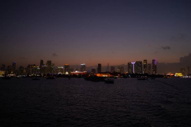 Miami şehir merkezinin akşam manzarası, rengarenk silüeti - MIAMI, FLORIDA - 14 Şubat 2022