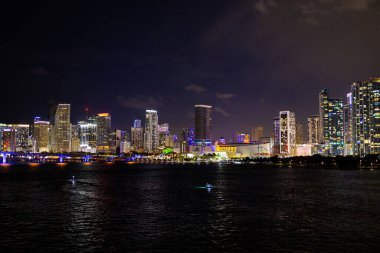 Geceleyin Miami Şehir Merkezi - MIAMI, FLORIDA - 14 Şubat 2022