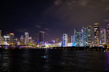 Geceleyin renkli Miami ve Bayside - MIAMI, FLORIDA - 14 Şubat 2022