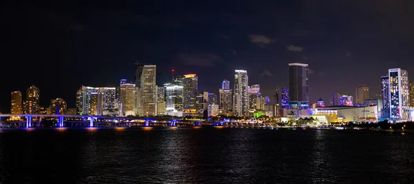 Luchtvaartmaatschappij Miami Downtown by night - MIAMI, FLORIDA - FEBRUARI 14, 2022 — Stockfoto