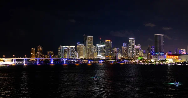 Buntes Miami und Bayside bei Nacht - MIAMI, FLORIDA - 14. FEBRUAR 2022 — Stockfoto