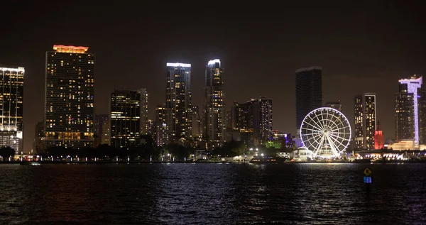Skyline von Miami Downtown bei Nacht - MIAMI, FLORIDA - 14. FEBRUAR 2022 — Stockfoto
