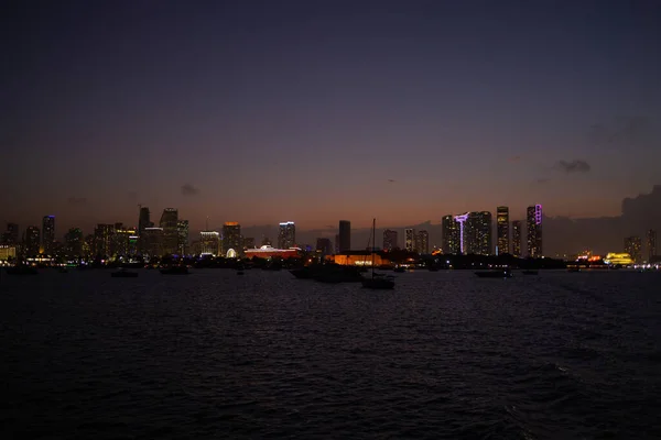 Kvällsutsikt över centrala Miami med sin färgglada skyline - MIAMI, FLORIDA - the RUARY 14, 2022 — Stockfoto