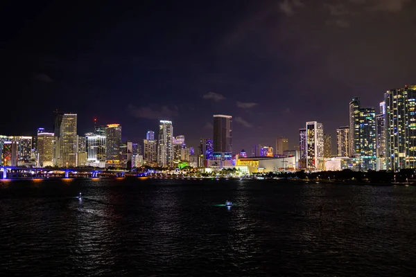 Színes Miami Belváros éjjel - MIAMI, FLORIDA - 2022. február 14. — Stock Fotó