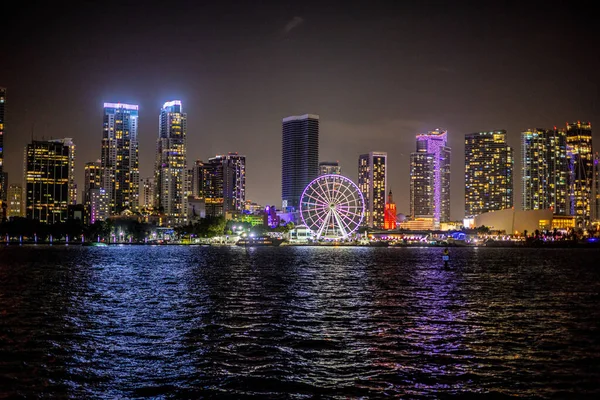 Skyline von Miami Downtown bei Nacht - MIAMI, FLORIDA - 14. FEBRUAR 2022 — Stockfoto