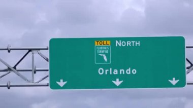 Florida otoyolundaki tabela Orlando 'yu gösteriyor.
