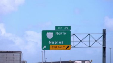 Florida otoyolundaki sokak tabelası Napoli 'yi gösteriyor.