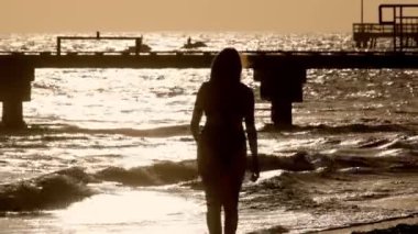 Key West sahilinde mayo giymiş güzel bir kadın.